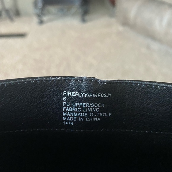 Womens size 6 black boots - Picture 2 of 3